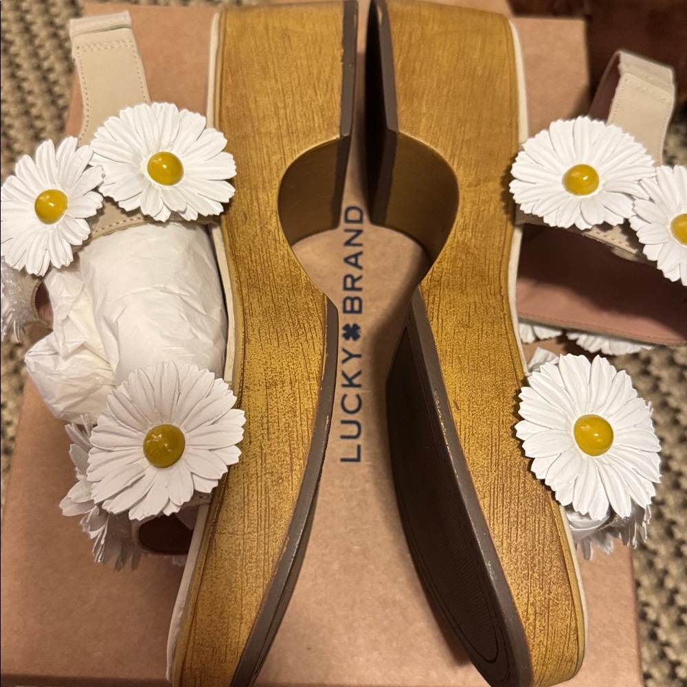 New in box Lucky Brand Juleii White Floral Women's Sandals Daisy Clog 8 - Picture 5 of 6